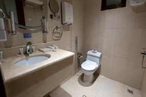 A bathroom with a sink, toilet, and shower. - Maskan Alolya (Al Khobar)