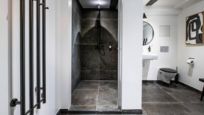 Ein modernes Badezimmer mit Dusche, Toilette und Waschbecken.