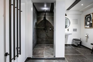 A modern bathroom with a shower, toilet, and sink. - Residence Near Amalienborg Palace (København)