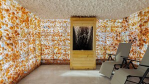 A room with a unique mosaic wall, a wooden door, and a chair. - Edenhall Apartments & SPA (Duszniki-Zdrój)