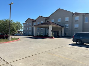 A multi-story hotel with a covered entrance and a parking lot. - La Quinta Inn Brownsville (Los Fresnos)