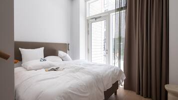 Iron/ironing board, travel cot, free WiFi, bed sheets