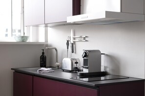 Eine moderne Küche mit Toaster, Wasserkocher und einem Messerblock.