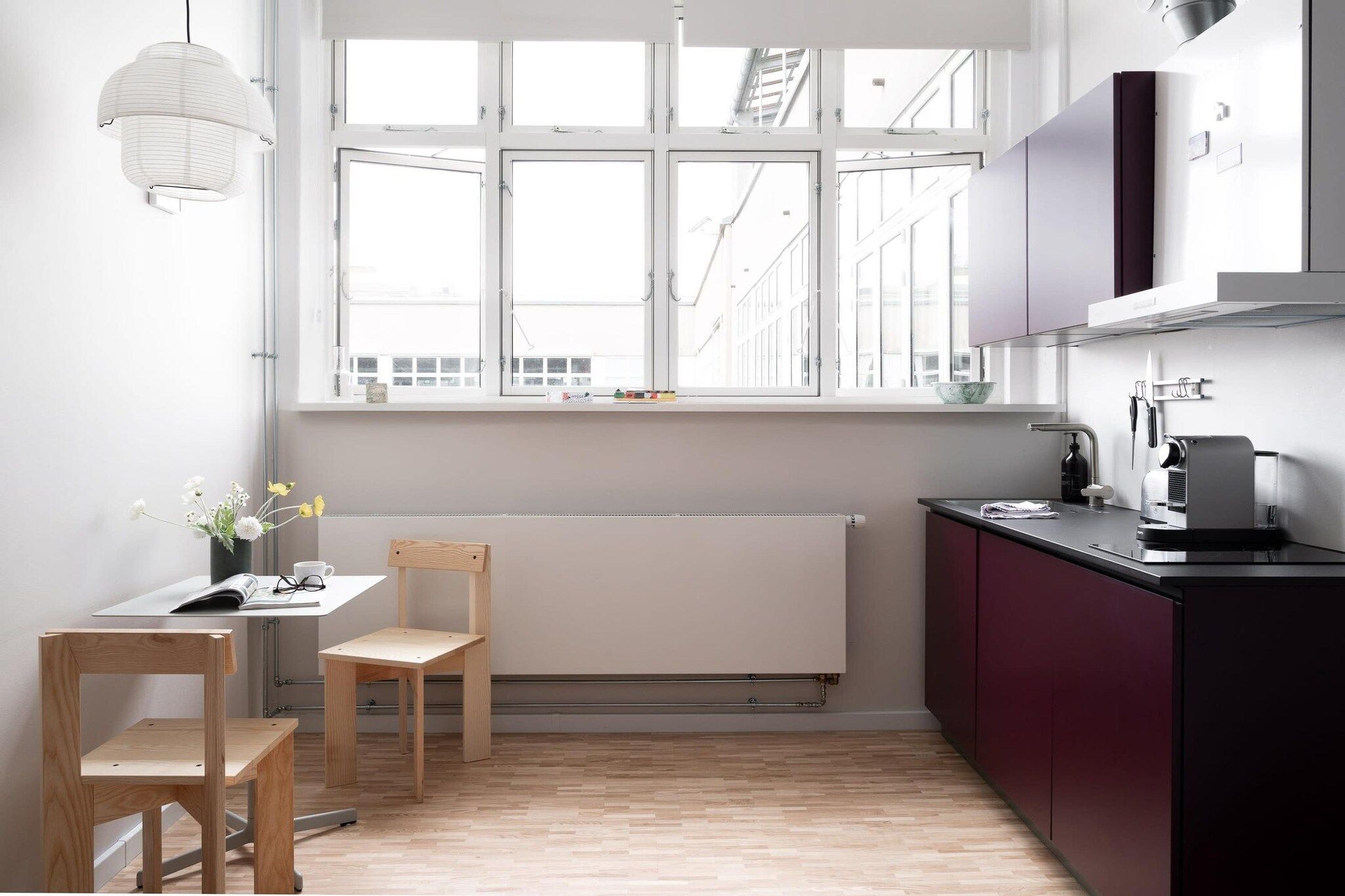 Wasserkocher mit Kaffee-/Teezubehör, Kühlschrank, Mikrowelle, Ofen