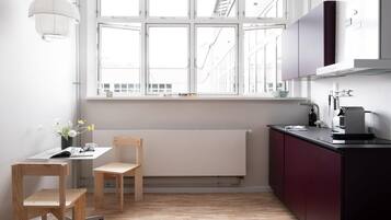 Wasserkocher mit Kaffee-/Teezubehör, Kühlschrank, Mikrowelle, Ofen