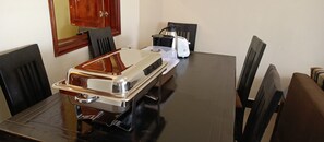 Une table à manger avec un grille-pain, une bouilloire et un plateau.