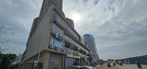 Um edifício de vários andares com uma placa indicando 'Hotel Orion' no segundo andar.