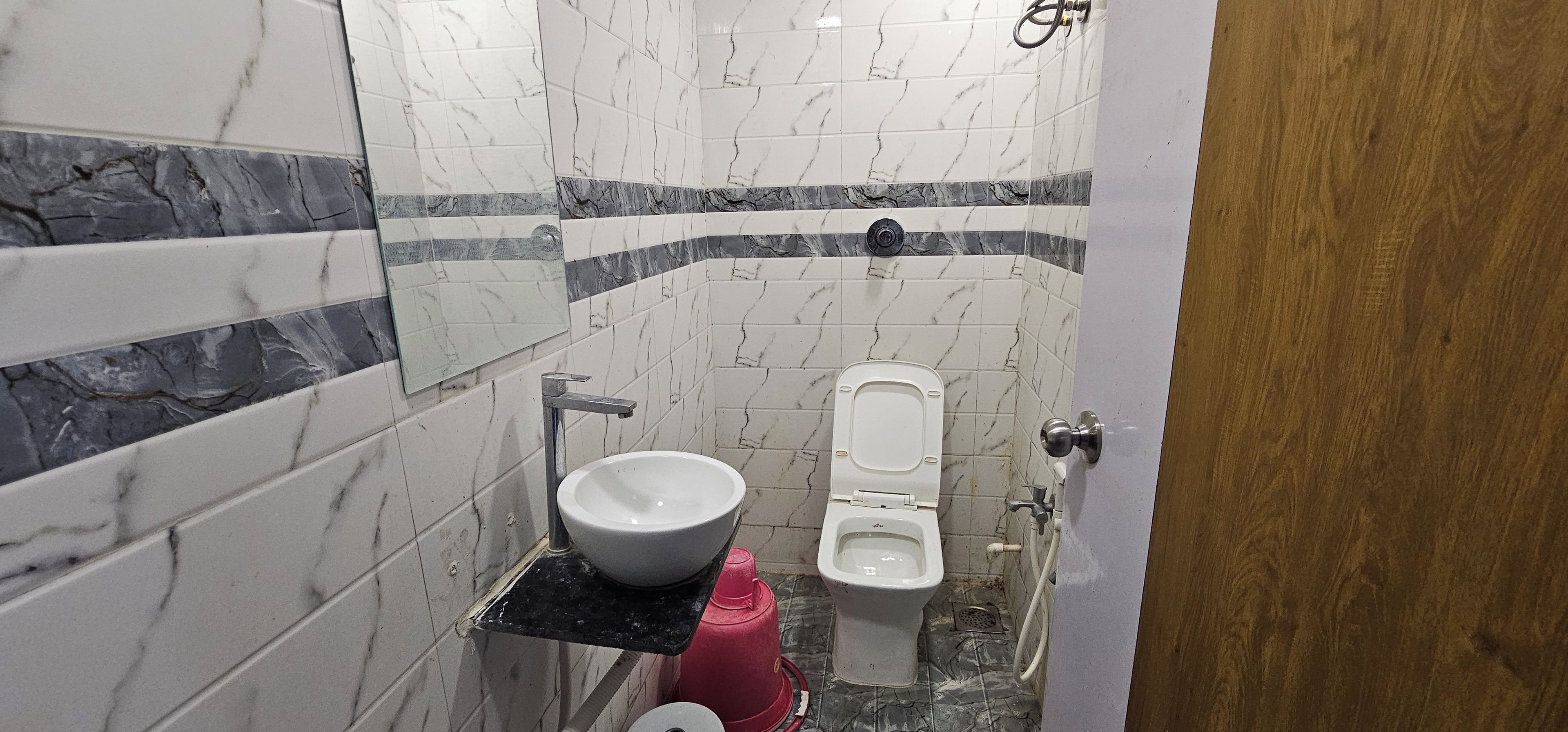 Habitación Deluxe doble | Baño | Ducha, zapatillas, toallas y jabón
