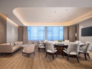A modern conference room with a round table, comfortable seating, and large windows. - Holiday Inn Express Changzhou Henglin (Changzhou)