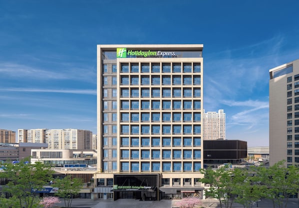 A Holiday Inn Express hotel with a modern design, featuring a grid of windows and a prominent sign at the top. - Holiday Inn Express Changzhou Henglin (Changzhou)