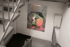Eine Treppe mit einem an der Wand befestigten Kunstwerk.