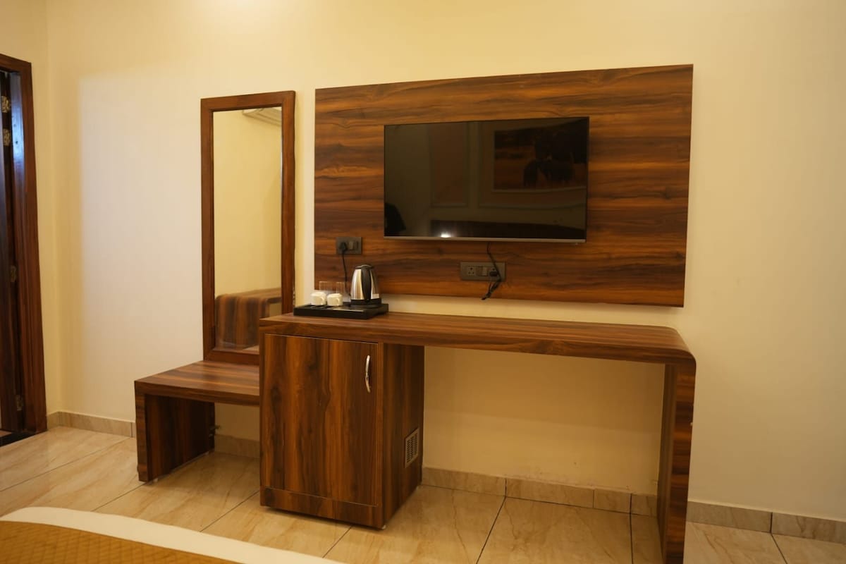 Kamar Eksekutif, pemandangan kebun | Meja kerja, ruang kerja ramah laptop, dan setrika/meja setrika