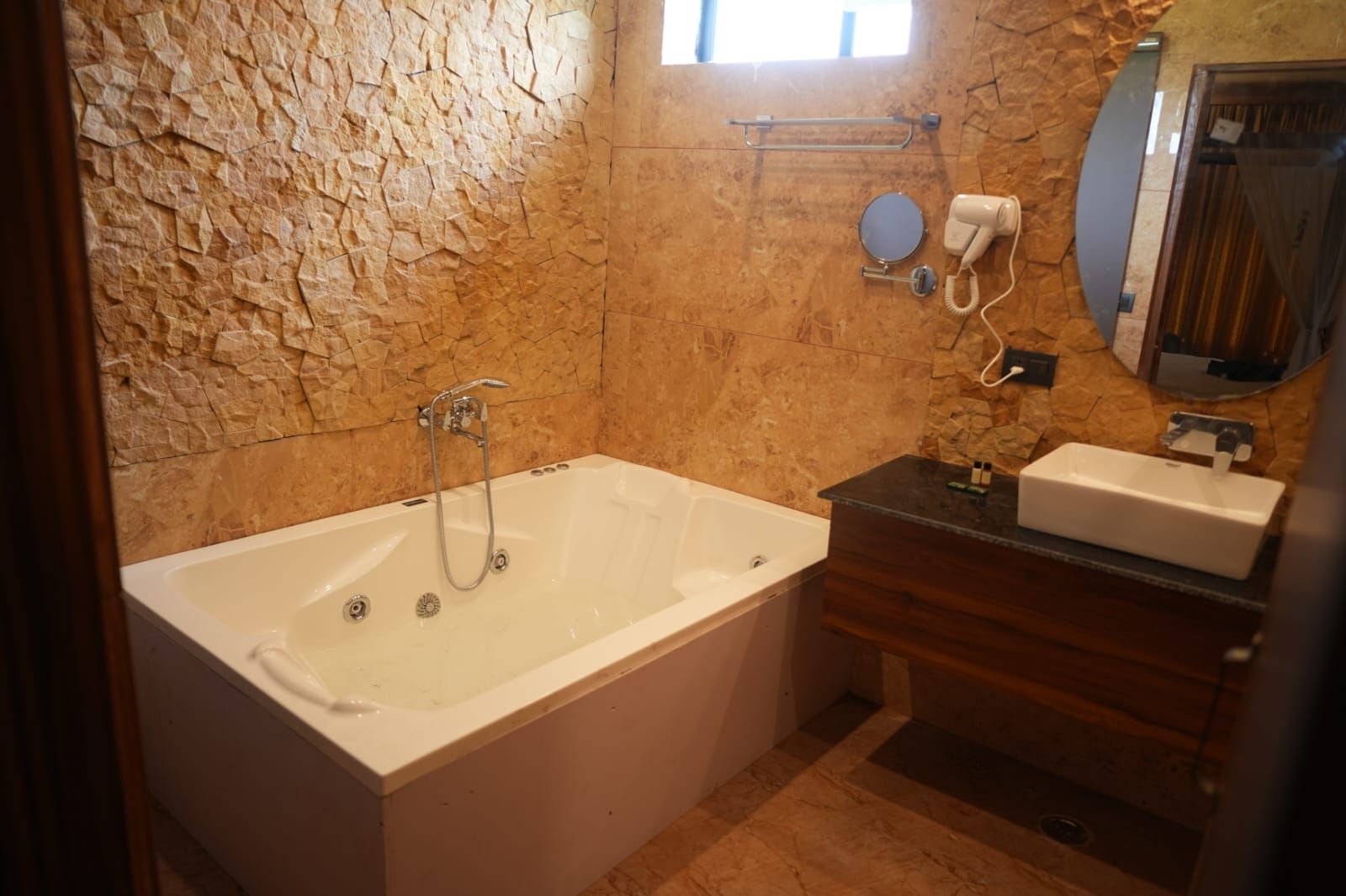 Een badkamer met een bad, een wastafelmeubel en een handdoekrek.