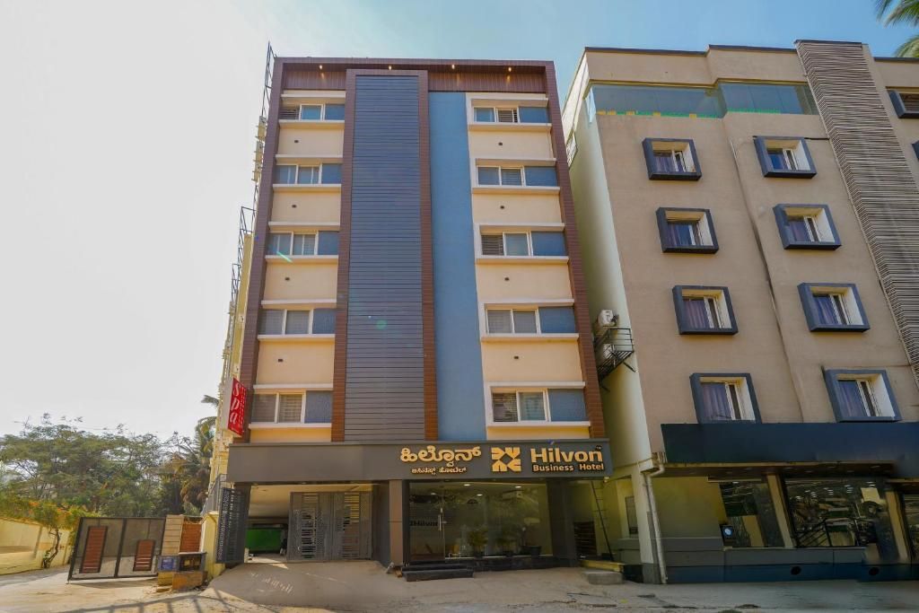 Un hotel su più piani con facciata moderna, un ingresso ben visibile e indicazioni che si tratta di un hotel per affari.