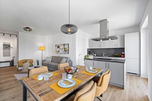 En moderne lejlighed med spiseområde, køkken og opholdsstue.