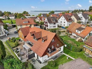 A residential area with houses, a clear sky, and a body of water in the distance. - Reutemann Guesthouse WG2 - Cozy vacation rental in a quiet, central location (Nonnenhorn)