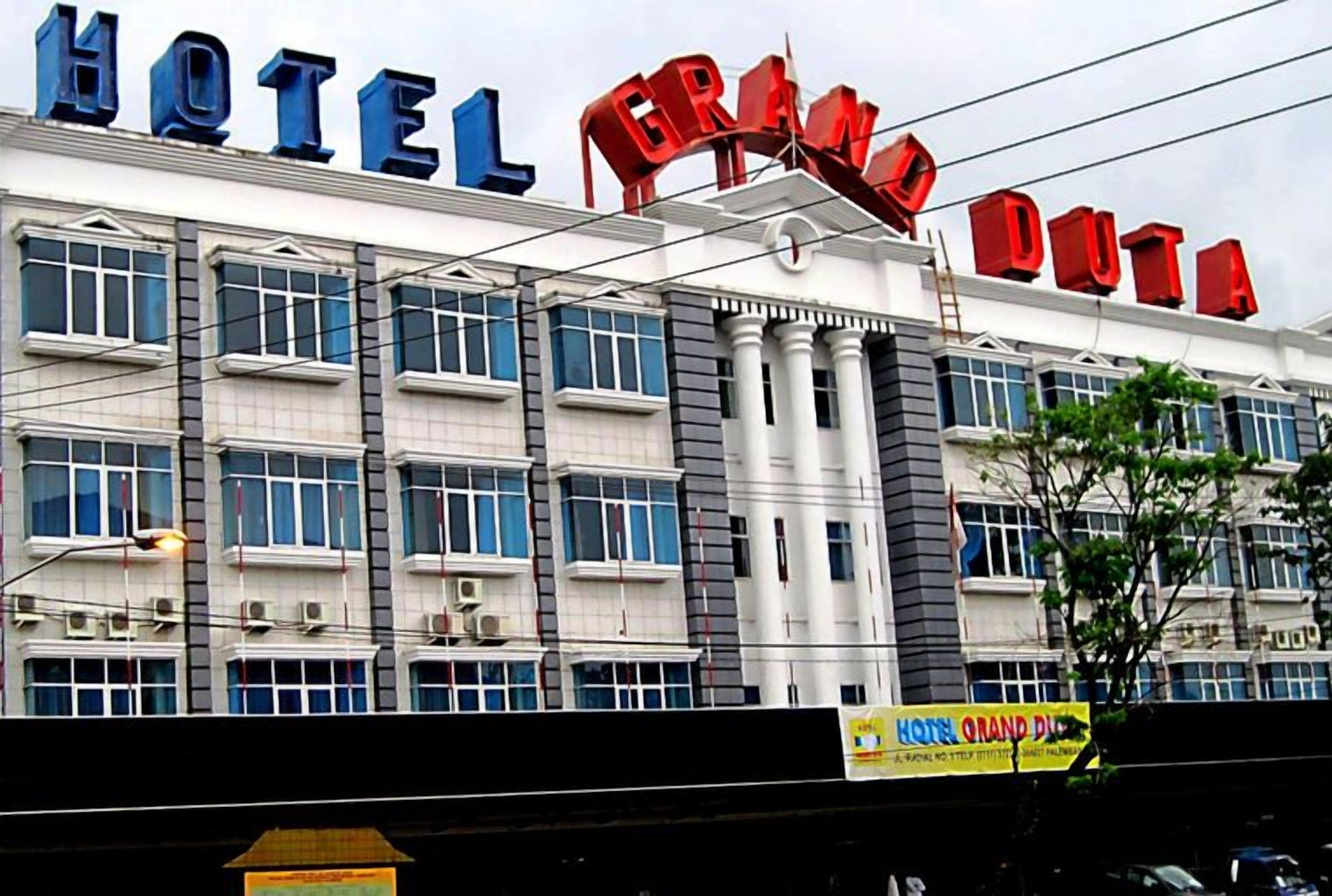 A hotel building with a sign that reads 'HOTEL GRAN DOTA.'