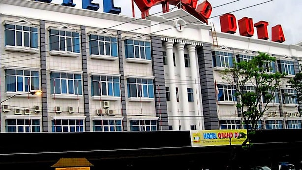 Un edificio de hotel con un cartel que dice 'HOTEL GRAN DOTA'.