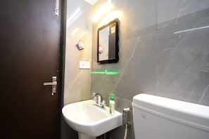 Shower, perlengkapan mandi gratis, handuk, dan sabun