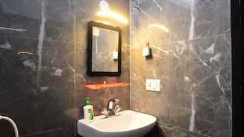 Een regendouche, designer toiletartikelen, vloerverwarming, handdoeken