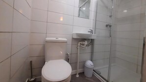 Bathroom - Apartment Sleeps 2 With Garden (Clacton-on-Sea)