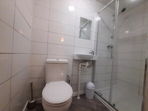 Bathroom - Apartment Sleeps 2 With Garden (Clacton-on-Sea)