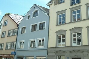 Eine Reihe mehrstöckiger Gebäude mit einheitlichem Fensterdesign und Flachdach.