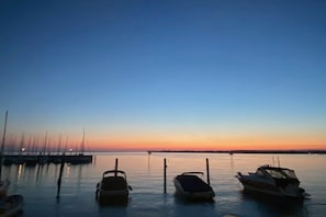 A marina at dusk with several boats docked. - Holiday apartment with 1 bedroom (Nonnenhorn)