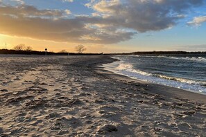 A beach with a clear sky, waves, and footprints in the sand. - Holiday home with 4 bedrooms (Blekendorf)