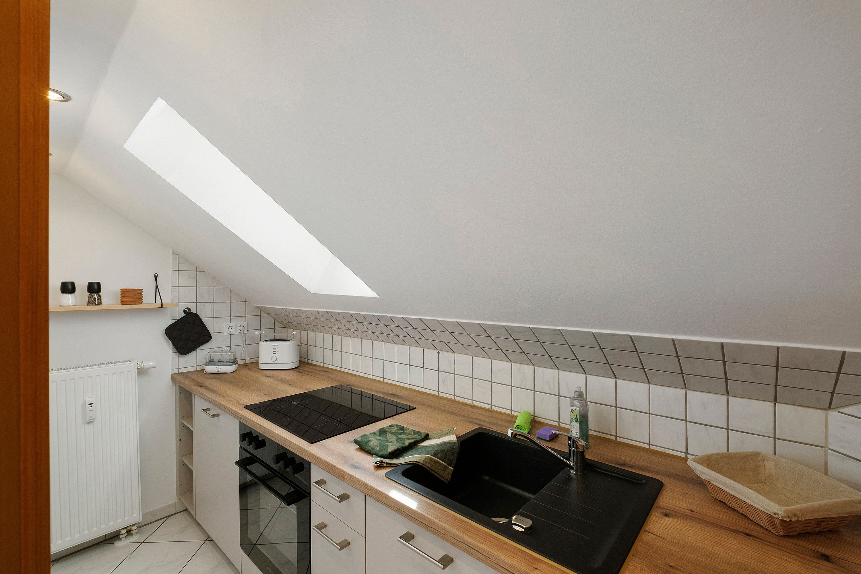 Wasserkocher mit Kaffee-/Teezubehör, Kühlschrank, Ofen, Herdplatte
