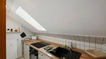 Wasserkocher mit Kaffee-/Teezubehör, Kühlschrank, Ofen, Herdplatte