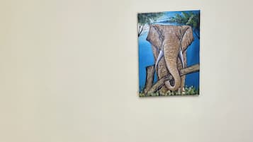 Un sofá con tela texturizada frente a una pared lisa.