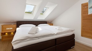Ein Schlafzimmer mit einem Bett, Nachttischen und einem Bild an der Wand.