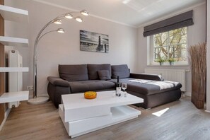 A modern living room with a sofa, a white coffee table, and a floor lamp. - 3 - in the Granitz house (Binz)