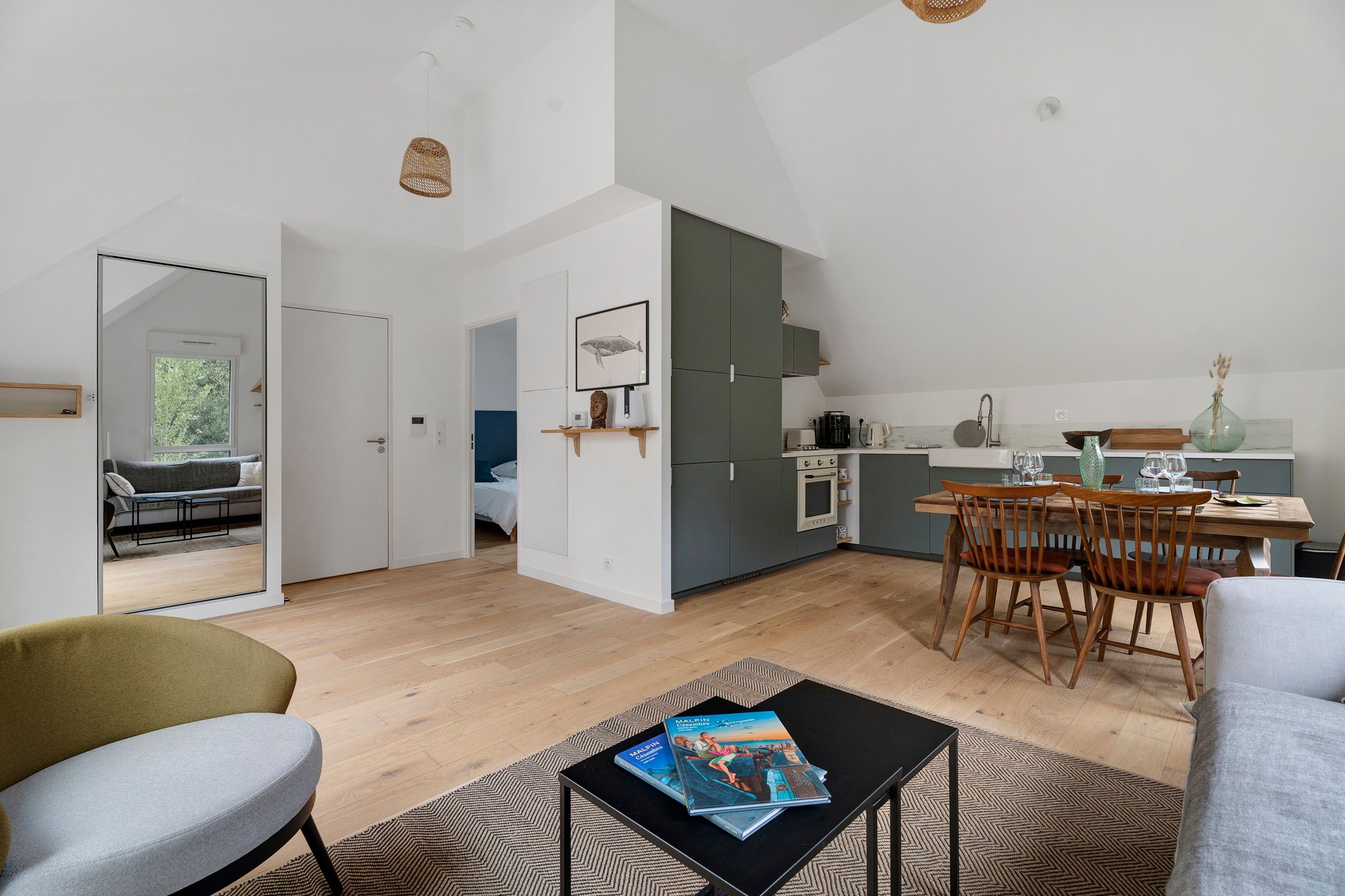Un appartement moderne comprenant un salon, un coin repas et une cuisine.