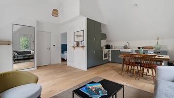 Un appartement moderne comprenant un salon, un coin repas et une cuisine.