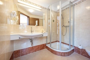 Bathroom | Slippers - Gasthof Kleefeld (Strobl)