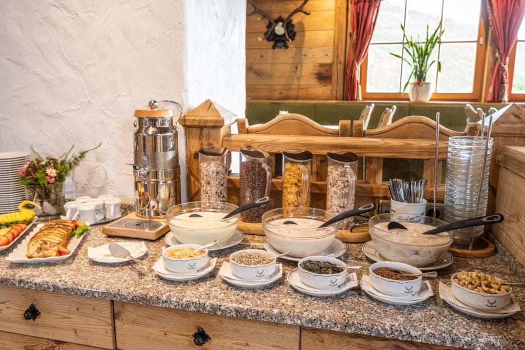 Una mesa de buffet con diversos alimentos y acompañamientos.