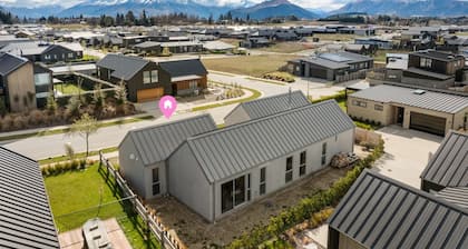 Modern 1-Bedroom Guesthouse | Roy’s Peak Views