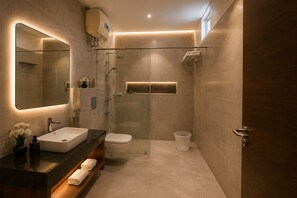 Chambre Double Deluxe, vue ville | Salle de bain | Articles de toilette gratuits, serviettes fournies, papier toilette