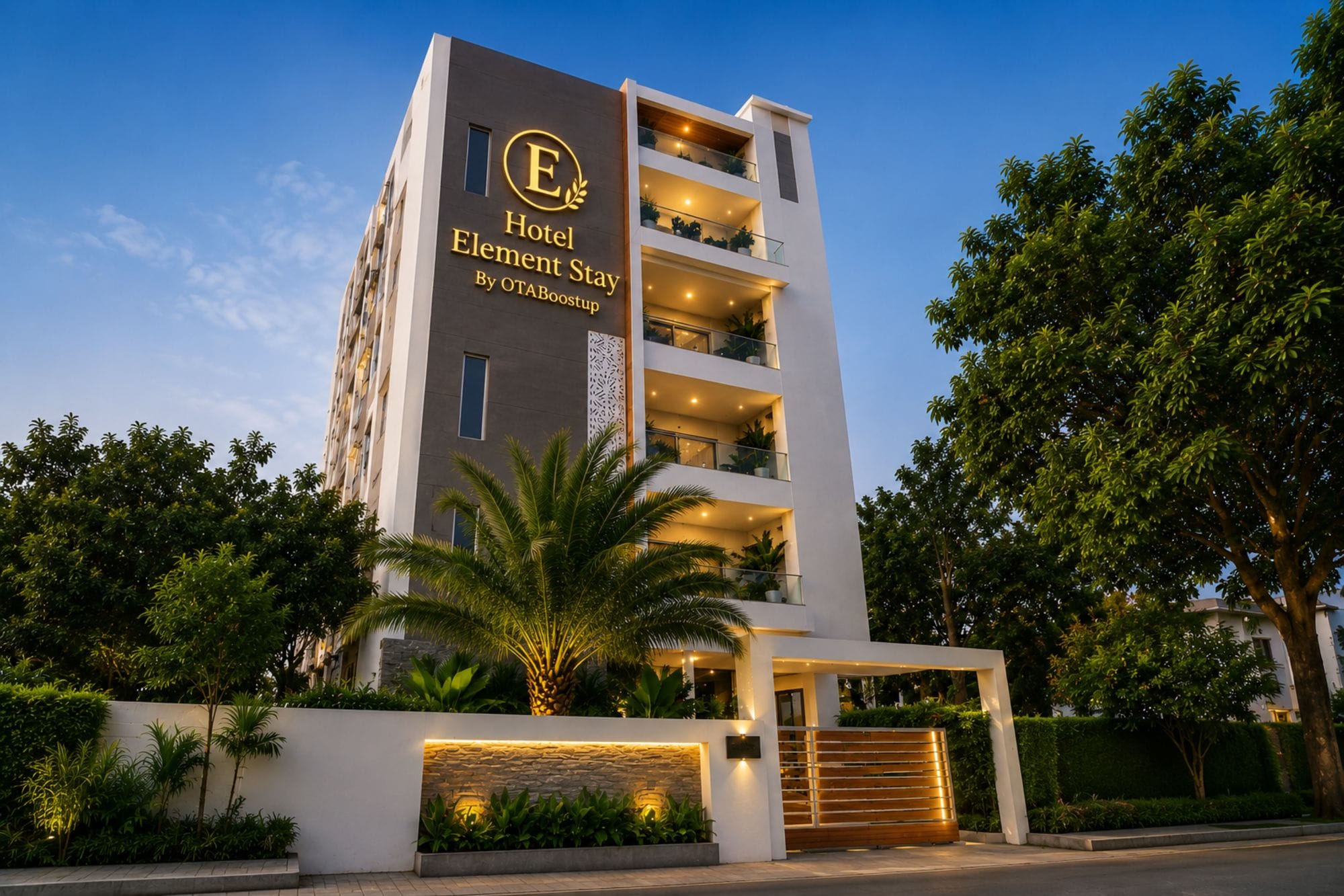 Ein mehrstöckiges Hotelgebäude mit auffälligem Logo, Balkonen und einem gepflegten Garten.