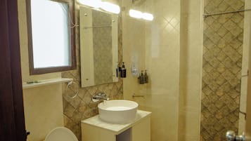 Habitación Deluxe, vista a la ciudad | Baño | Regadera, toallas, jabón, papel de baño