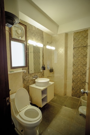Un baño con inodoro, lavamanos y ducha.