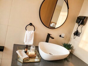 Habitación estándar doble | Baño | Ducha, artículos de higiene personal gratuitos y secador de pelo