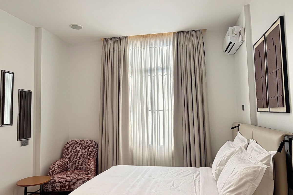 Luxury Double Room, Balcony | In-room safe, laptop workspace, blackout curtains, soundproofing