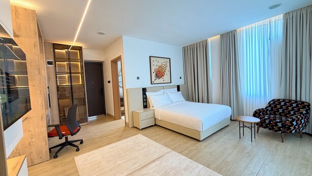 Deluxe Studio, Balcony, Golf View - HMK Living Executive Apartments (Kampala)