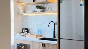 Deluxe Studio, Balcony, Golf View | Private kitchen - HMK Living Executive Apartments (Kampala)