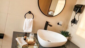 Deluxe Studio, Balcony, Golf View | Bathroom - HMK Living Executive Apartments (Kampala)