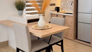 Luxury Double Room, Balcony | Dining - HMK Living Executive Apartments (Kampala)