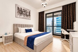 Ein modernes Hotelzimmer mit einem großen Bett, einem Schreibtisch und Blick auf eine Stadtlandschaft.